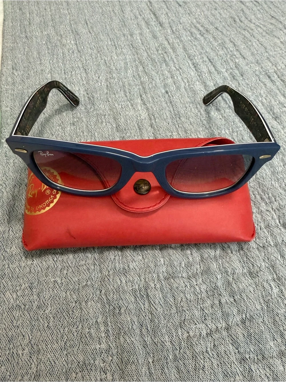 Ray-Ban Men’s Blue Wayfarer Sunglasses with Red Case